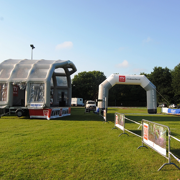 Opbouw van de podiumwagen Medium. Ook te huur